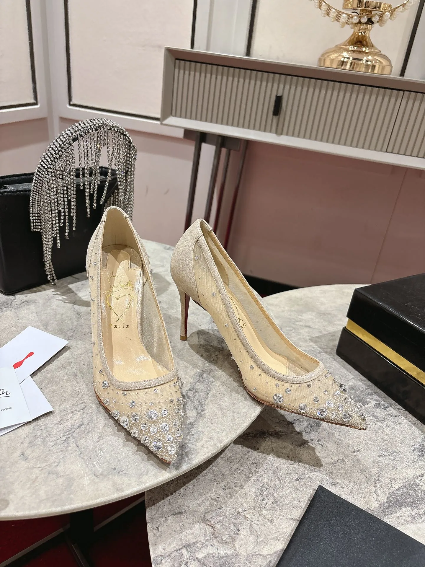 👟👟Ex-factory price 740👟👟 🆑❥∙ Mesh seam drill (single shoe)🦋✪ꫛꫀw.✔︎ This style features a slightly pointed toe made from white mesh with crystal beads and diamonds, a 65mm heel height, hand-placed crystals added to the front, and our signature Louboutin red sole with Christian Louboutin's signature and heart-shaped imprint logo on the insole. Size: 34 yards-42 yards (34.40.41.42. Customized, non-returnable and non-exchangeable‼️) Heel height: 6.5cm Color: White Apricot